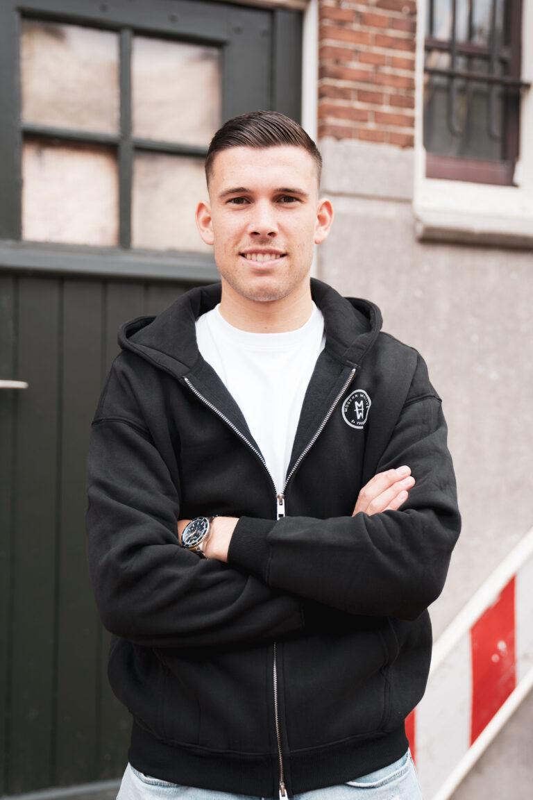 Man draagt het Motive Vest Zwart van Modern Motive met minimalistisch design en ritssluiting
