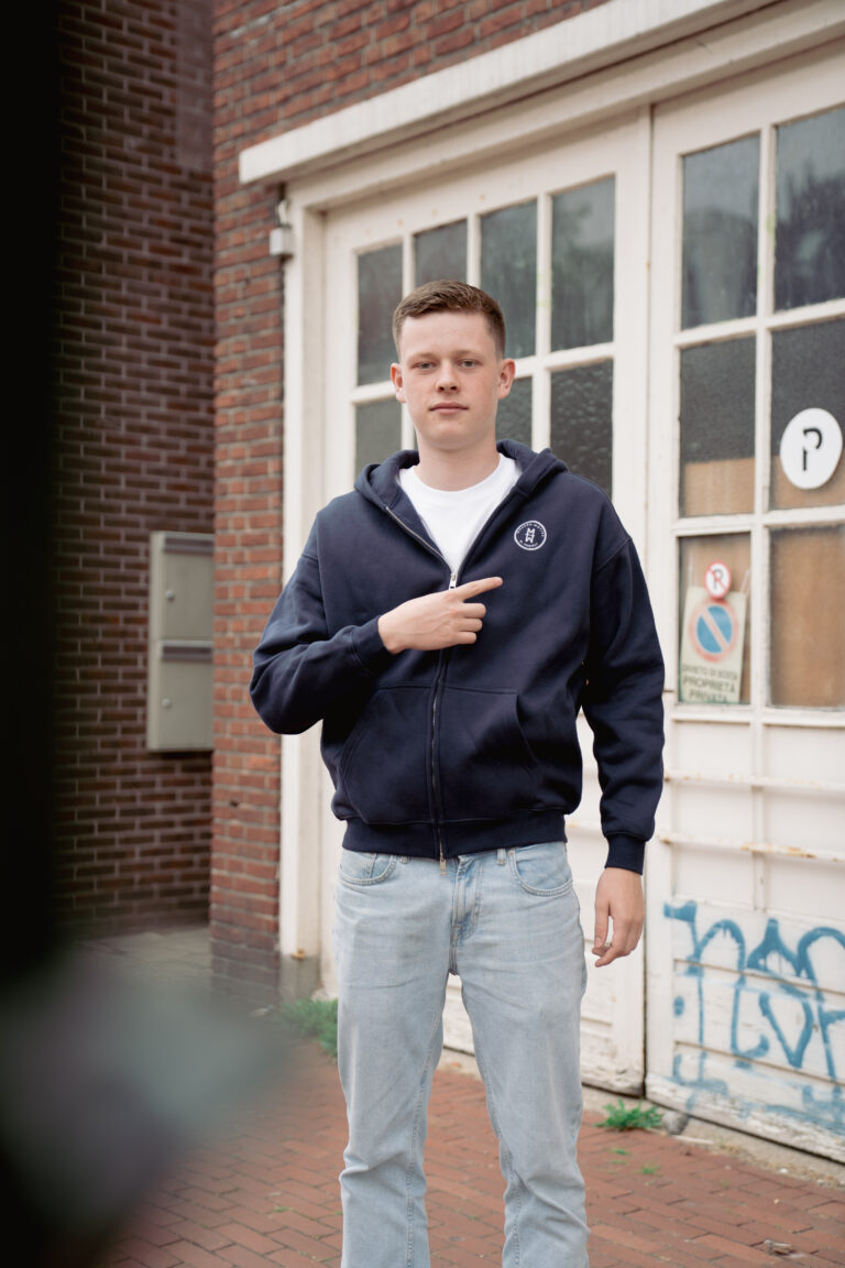 Man draagt het Motive Vest Navy Blue van Modern Motive in donkerblauwe kleur