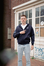 Man draagt het Motive Vest Navy Blue van Modern Motive in donkerblauwe kleur