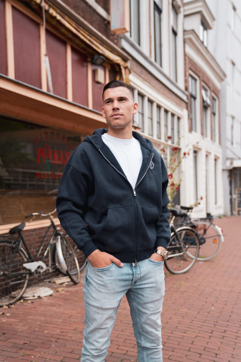 Man draagt het Motive Vest Navy Blue van Modern Motive in donkerblauwe kleur