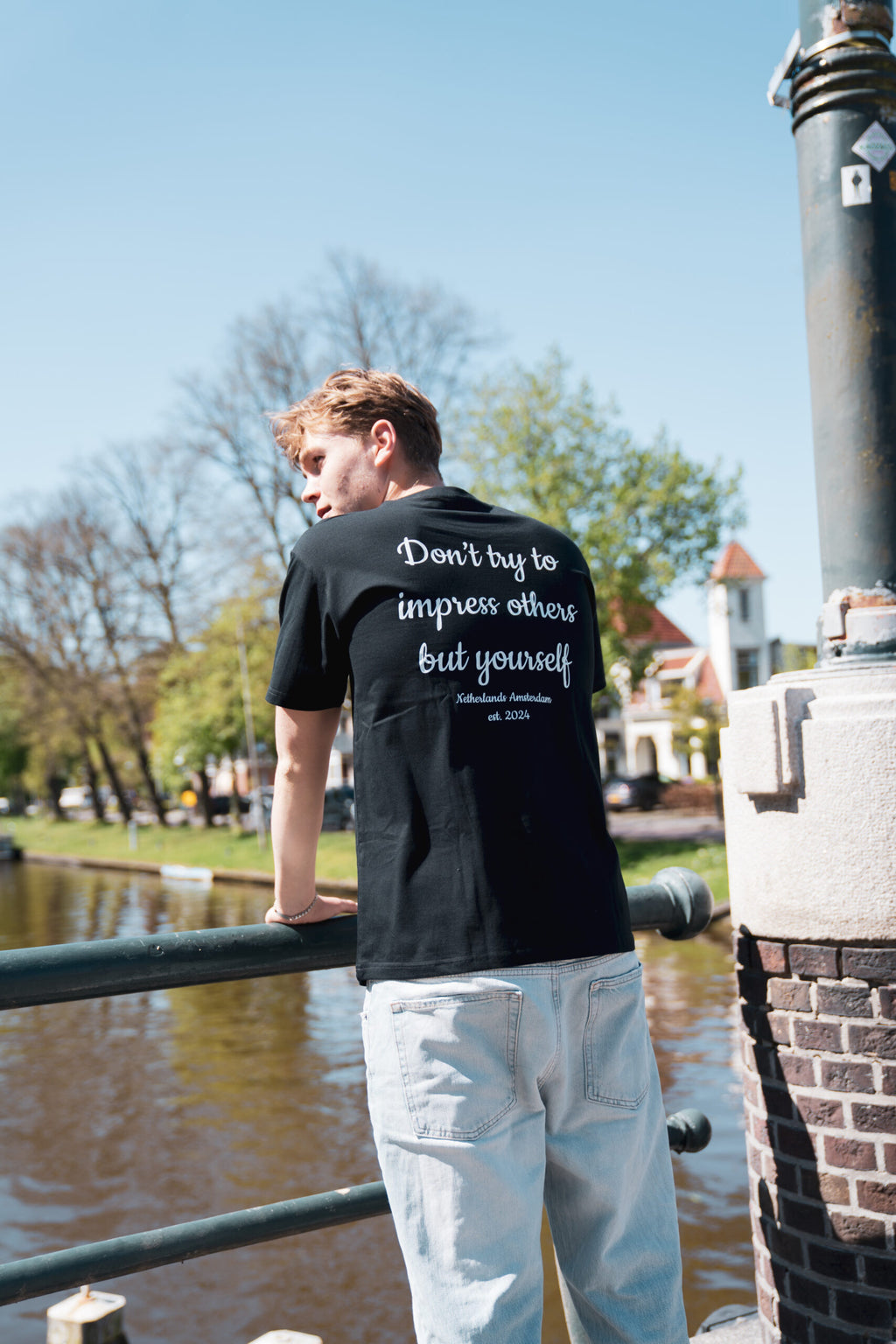 Zwart Be Yourself T-Shirt van Modern Motive met minimalistische heren streetwear stijl