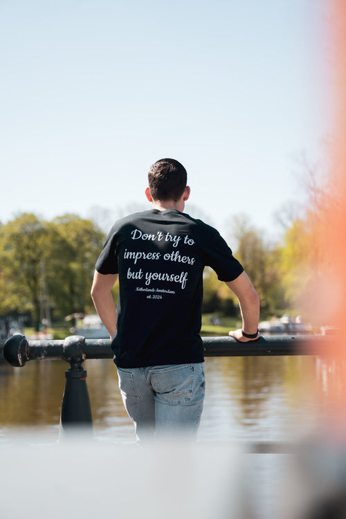 Zwart Be Yourself T-Shirt van Modern Motive met minimalistische heren streetwear stijl