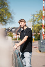 Zwart Be Yourself T-Shirt van Modern Motive met minimalistische heren streetwear stijl