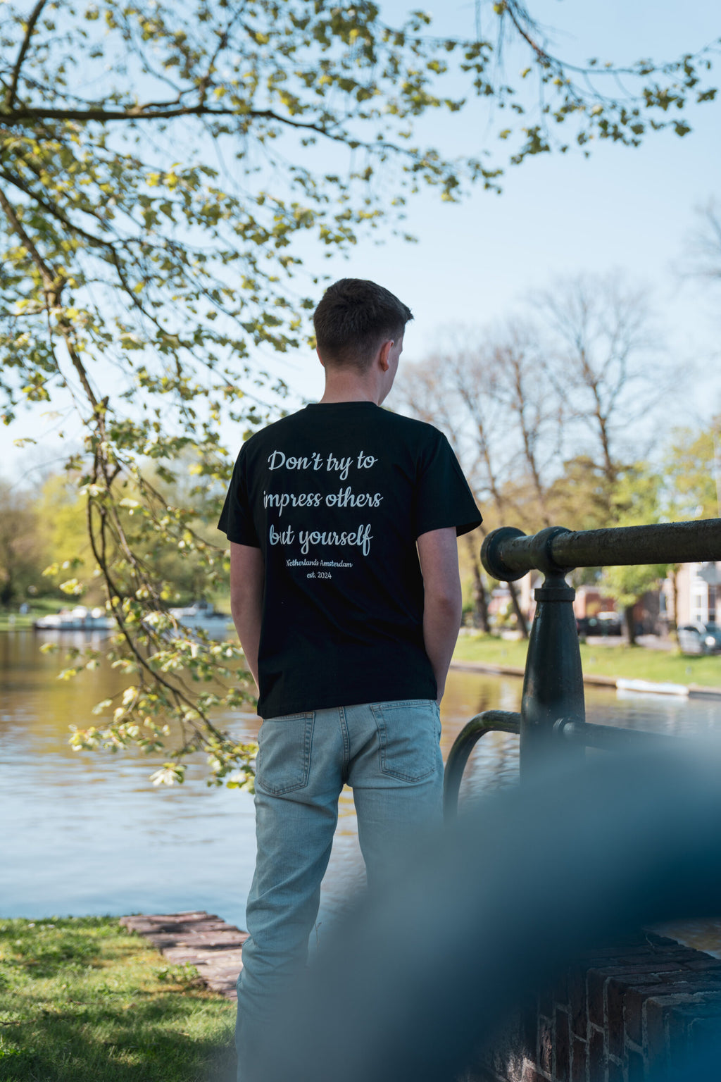 Zwart Be Yourself T-Shirt van Modern Motive met minimalistische heren streetwear stijl