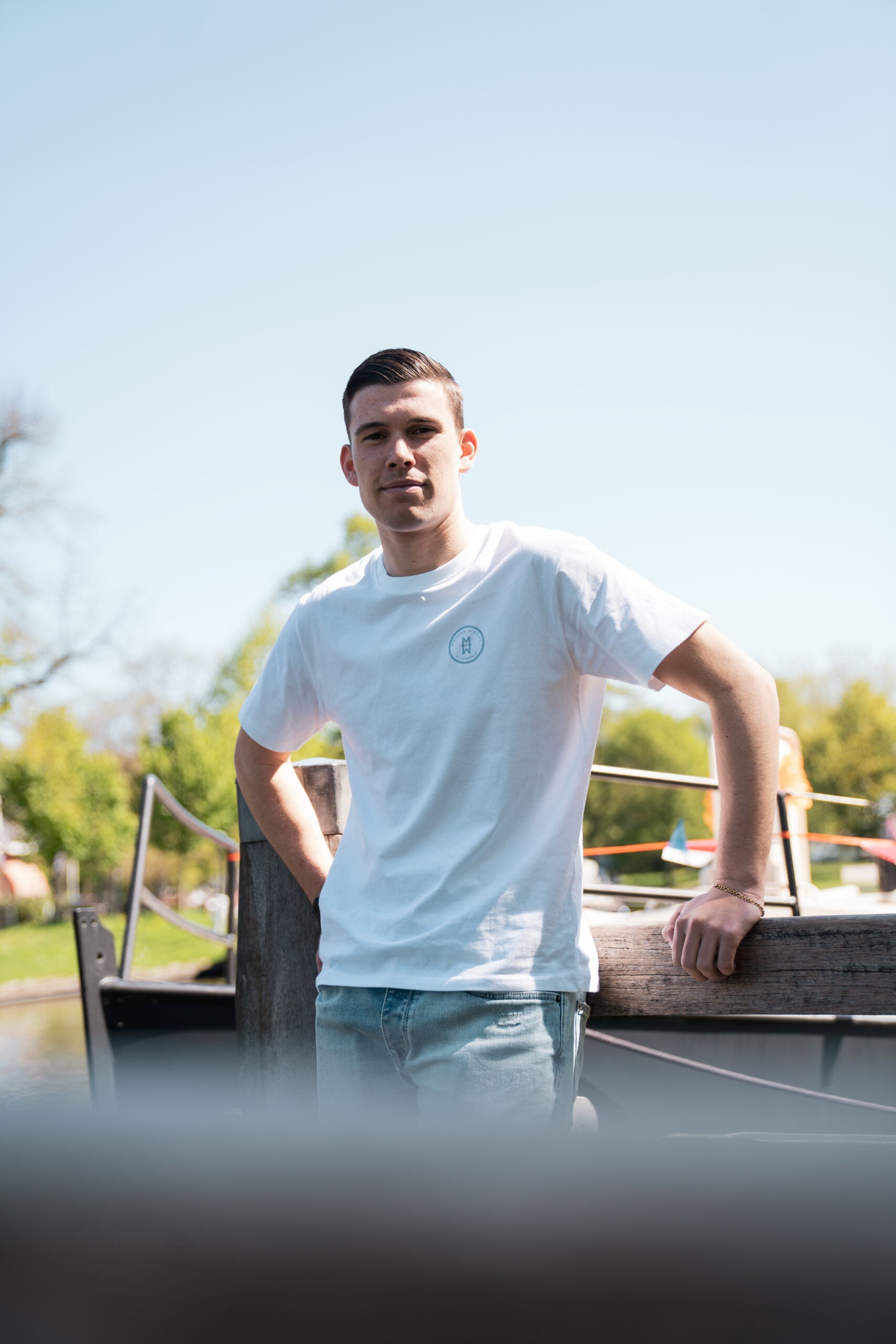 Wit Be Yourself T-Shirt van Modern Motive met minimalistische streetwear uitstraling