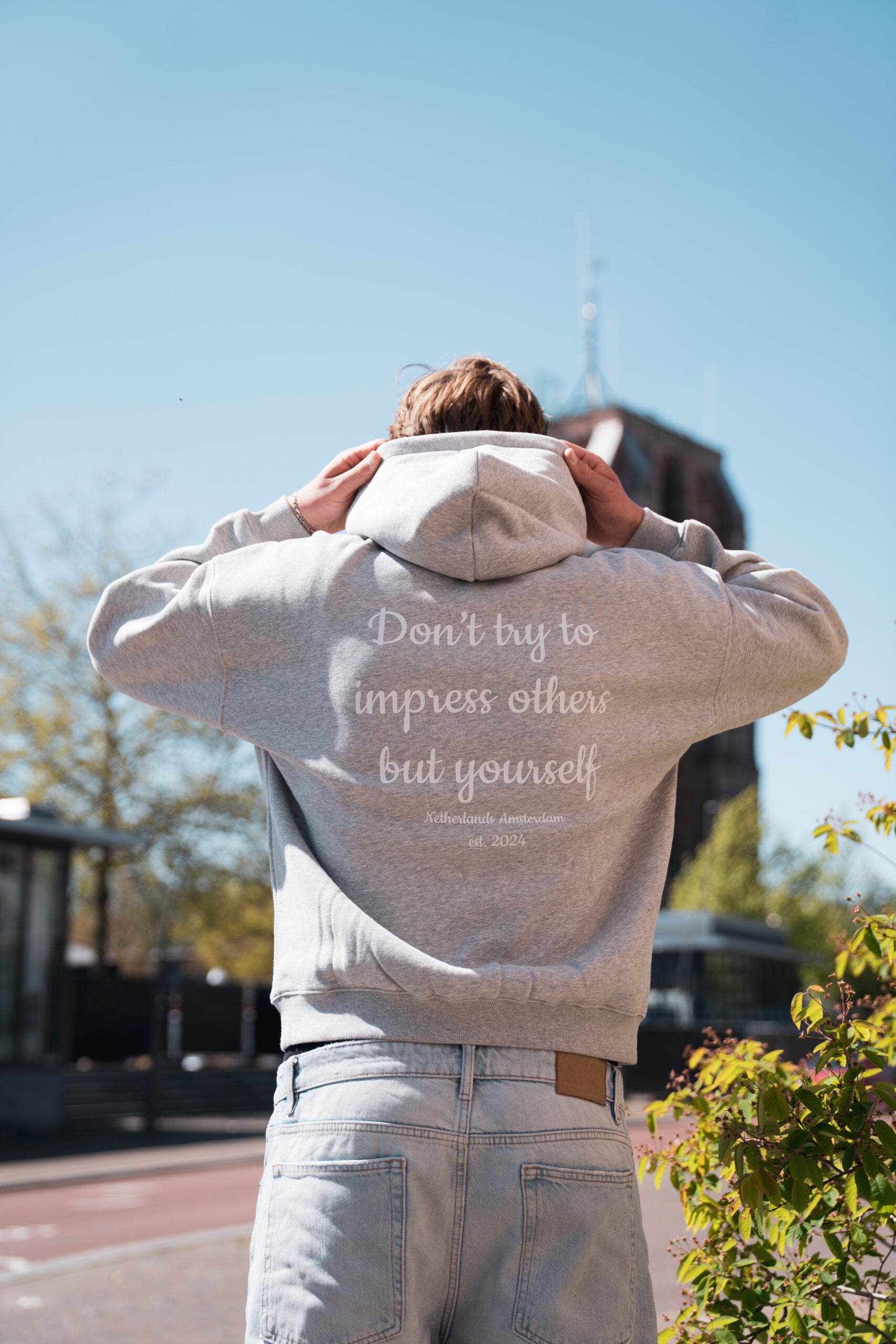 Lichtgrijze Be Yourself Hoodie van Modern Motive met comfortabele pasvorm
