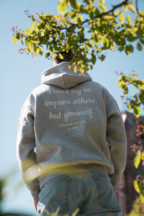 Lichtgrijze Be Yourself Hoodie van Modern Motive met comfortabele pasvorm
