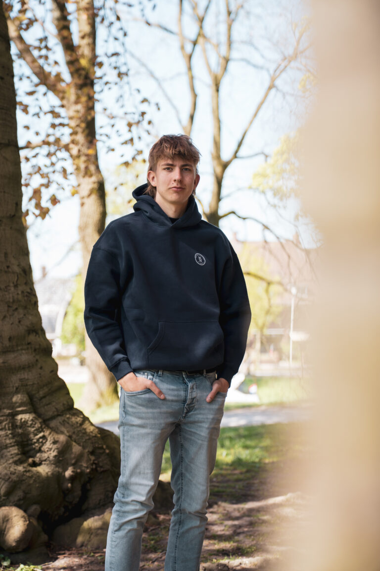 Navy blauwe Be Yourself Hoodie van Modern Motive met moderne streetwear look