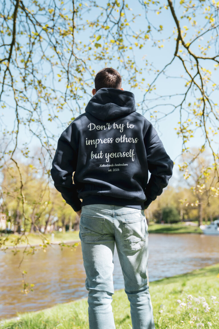 Navy blauwe Be Yourself Hoodie van Modern Motive met moderne streetwear look