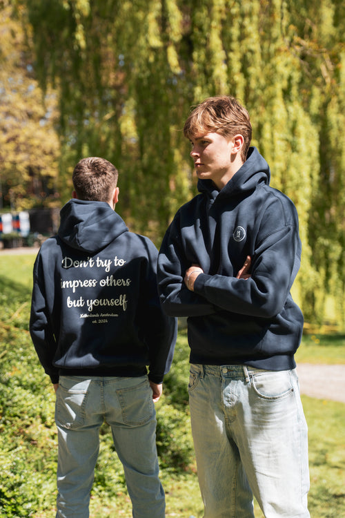 Navy blauwe Be Yourself Hoodie van Modern Motive met moderne streetwear look